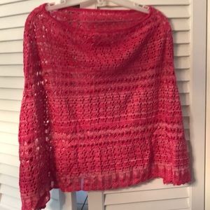 Poncho with knitted look.